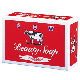 カウブランド赤箱・青箱の通信販売｜ミルク成分（乳脂）、スクワラン配合でしっとりとした洗いあがりです。ローズ調の香り。 ｜ミルク成分(乳脂)配合。ゆたかでソフトな泡だち。さっぱりとした洗いあがり。ジャスミン調の香り。 牛乳石鹸｜カウブランド赤箱・青箱の通信販売