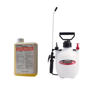 蓄圧式噴霧器　ＧＳ－００６｜速効性で引火性のない汎用殺虫剤【水性】スミスリン乳剤ＥＳの通信販売｜・速効性と残効性が優れています。・有機リン剤抵抗性害虫に対しても効果があります。・水性乳剤で取扱が便利です。・ゴキブリに対してフラッシングアウト効果があります。・ハエ成虫、蚊成虫の駆除：［残留噴霧］室内の床、畳の裏や合わせ目、部屋の天井や壁、押入れなど害虫の生息または発生しやすい場所の全面に、１０～２０倍希釈液を１㎡あたり５０ｍｌの割合であらかじめ噴霧します。［直接噴霧］５０～１００倍希釈液を１㎡あたり５０ｍｌの割合で、害虫に向けて適宜噴霧します。 ・ゴキブリ、ノミ、ナンキンムシ、イエダニの駆除：［残留噴霧］室内の床、畳の裏や合わせ目、部屋の天井や壁、押入れなど害虫の生息または発生しやすい場所の全面に、５～１０倍希釈液を１㎡あたり５０ｍｌの割合であらかじめ噴霧します。［直接噴霧］４０～５０倍希釈液を１㎡あたり５０ｍｌの割合で、害虫のひそみ場所やその周辺の最も棲息頻度の高い場所に重点的に噴霧してください。