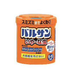 強い噴射力と拡散力でいや～な虫を一網打尽！カメムシ、ムカデ、ゲジ、アリなどのいや～な虫も一気に駆除するバルサンいや～な虫｜くん煙剤で嫌な虫をしっかり駆除！煙なので隅々まで行き渡ります！バルサンいや～な虫の通信販売｜バルサンいや～な虫！フタを取ってこする簡単タイプ！強い噴射力と拡散力でいや～な虫を一網打尽。カメムシの悪臭を発生させずに一網打尽！ムカデ、ゲジ、チャタテムシやアリも一気に駆除！簡単始動、隅々まで効く！お部屋を汚しません！部屋の中のカメムシ、チャタテムシ、シバンムシ、ムカデ、ゲジ、アリなどの害虫を一網打尽！｜製品名：バルサンいや～な虫、有効成分：メトキサジアゾン（オキサジアゾール系）、フェノトリン（ピレスロイド系）、内容量：２０ｇ/個、剤型：くん煙剤、販売元：ライオン株式会社、適用：不快害虫｜強い噴射力と拡散力でいや～な虫を一網打尽！カメムシ、ムカデ、ゲジ、アリなどのいや～な虫も一気に駆除するバルサンいや～な虫｜くん煙剤で嫌な虫をしっかり駆除！煙なので隅々まで行き渡ります！バルサンいや～な虫の通信販売