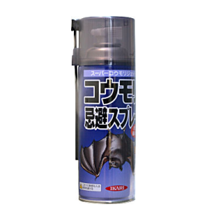 屋根裏などにあらかじめスプレーすることにより外部からのコウモリの侵入を防ぎます！！強力６ｍ噴射・スプレーするだけで生息するコウモリを追い出します！スーパーコウモリジェット：テクノ株式会社・スプレーすることにより生息するコウモリを追い出します。強力ノズルにより、水平噴射で６ｍ（無風状態での最大到達距離）位まで薬剤が届きます。屋根裏などにあらかじめスプレーすることにより外部からのコウモリの侵入を防ぎます。効果は、約３～６時間持続します。（使用状況により異なります）有効成分は天然香料を使用しておりますので、安全性が高くて安心してお使いいただけます。屋根裏などコウモリが生息する場所に２～３秒／㎡の割合で噴射してください。（追い出し終了後コウモリの出入口を塞ぐことをおすすめします）コウモリの侵入を防ぎたい場所には、あらかじめ２～３秒／㎡の割合で噴射してください。入口が狭い場所で使用する場合は、付属の専用ノズルをご使用ください。ガスのみが噴射し最後まで使用できない場合があるので、缶を水平状態（真横）にして使用しないこと。コウモリが身ごもって（妊娠して）いたり、子供が巣にいる場合、忌避剤を散布しても逃げない　場合があります。屋根裏などにあらかじめスプレーすることにより外部からのコウモリの侵入を防ぎます！！強力６ｍ噴射・スプレーするだけで生息するコウモリを追い出します！スーパーコウモリジェット：テクノ株式会社