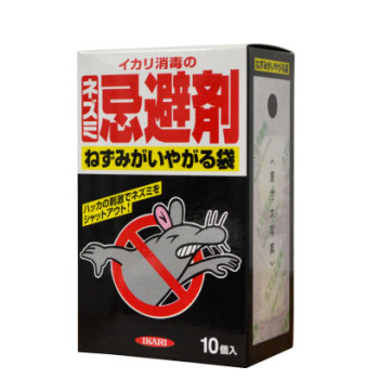 ハーブの香りを使用したネズミ忌避剤！天井裏、床下、ネズミの通路、侵入口、被害箇所に設置するだけでネズミの侵入を防ぎます！ねずみがいやがる袋：テクノ株式会社、ハーブの香りでネズミの進入を防ぎます。天井裏、床下、ネズミの通路、侵入口、被害箇所に設置するだけで、効果があります。天然の芳香植物原料を使用していますので、安全性が高く、安心してお使いいただけます。効果は約１ヶ月間持続します。ハーブの香りでネズミの進入を防ぎます。かためて置かず分散させて置いて下さい。手の届かない所に設置するときはひもをつけて投げると回収も簡単です。パイプ等にはひもや針金などで吊して下さい。効果は約１ヶ月ですが、使用条件によっては短くなります。天井裏や床下に１畳当たり２～４個の割合で置いて下さい。ネズミの通路や侵入口に設置する場合は２～３個をまとめて設置して下さい。商品名：ねずみがいやがる袋、容量：１０個入り、成分：天然ハッカ油、対象害獣：クマネズミ、ドブネズミ、ハツカネズミなど、対象場所：工場、倉庫、飲食店、家庭などのネズミ発生場所、販売元：イカリ消毒株式会社、ハーブの香りを使用したネズミ忌避剤！天井裏、床下、ネズミの通路、侵入口、被害箇所に設置するだけでネズミの侵入を防ぎます！ねずみがいやがる袋：テクノ株式会社