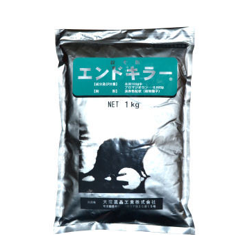 畜鶏舎用の粒状ねずみ駆除剤畜鶏舎で発生するネズミ駆除用の殺鼠剤！扱いやすい粒状ねずみ毒餌剤！エンドキラー：テクノ株式会社、畜鶏舎用の粒状ねずみ駆除剤です。回収や食いの状況確認がし易いように小皿に適量入れ、ネズミの通り道（ラットサインのある場所）に配置します。４、５日そのまま放置し、餌が減っている場所には薬剤を追加し、餌が減らなくなるまで継続します。使用上の注意・殺そ剤は全て誤飲・誤食すると危険ですから、取扱者の責任として、普通物に該当する品目でも軽々しい取扱いは危険です。・子供等が誤飲・誤食しないように手の届かない所に、また、ペットや家畜等が誤飲・誤食しないように注意し、食品・飼料等と明確に区分して保管してください。・薬剤の保管は、密封し直射日光を避け、鍵のかかる冷涼・乾燥した所に保管してください。・薬剤を他の容器へ移し替えることは絶対に避けてください。使用済みの薬剤及び空き袋・空容器等は関係法令を遵守し、廃棄物処理業者に処理を委託するなど環境に影響のないよう適切に行ってください。畜鶏舎用の粒状ねずみ駆除剤畜鶏舎で発生するネズミ駆除用の殺鼠剤！扱いやすい粒状ねずみ毒餌剤！エンドキラー：テクノ株式会社