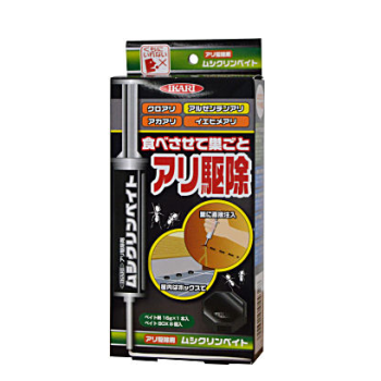 食べさせて巣ごと駆除するアリ駆除剤！アリの好む4種類のエサを配合し誘引性が高くよく食べる巣ごと駆除するアリ駆除剤ムシクリンベイトの通信販売：テクノ株式会社製品名：ムシクリンベイト有効成分：ホウ酸塩容量：ベイト剤16g、ベイトBOX8個剤形：ジェル型ベイト販売元：イカリ消毒株式会社巣に持ち帰らせて食べさせて巣ごと駆除するアリ駆除剤です。アリの好む4種類のエサを配合し、誘引性が高く、よく食べます。低臭性で、固まりにくく垂れも少ない上、乾いてきてもアリがよく食べます。大量発生するアルゼンチンアリや屋内のイエヒメアリにも効果を発揮します。アルゼンチンアリの場合、巣の大きさや個体数により巣の駆除が難しいことがります。シリンジ（注入器）の白いキャップを外しアリの巣穴やその周辺、アリが集まる場所、建物の出入口、窓枠、壁際のすき間や亀裂部分のアリの出入りが見られる場所へ、大豆大または3～5cmのライン状に直接塗ってください。雨に濡れる所への施工や屋内で使用する場合は、付属のベイトBOXに約1g（1円玉大）入れて水平に設置する。ベイトBOXは1個ずつ折って使用してください。量が減ってきた場合は必要に応じて追加してください。施工後に雨や水がかかると効果が減少しますので、改めて施工してください。食べさせて巣ごと駆除するアリ駆除剤！アリの好む4種類のエサを配合し誘引性が高くよく食べる巣ごと駆除するアリ駆除剤ムシクリンベイトの通信販売：テクノ株式会社