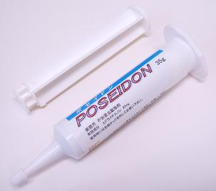 業務用不快害虫駆除ベイト剤ポセイドンＰＯＳＥＩＤＯＮ｜様々な徘徊不快害虫にたいして効果があります。ヒドラメチルノンの効果は穏やかにかつ確実に効果を発揮します。食べた徘徊不快害虫はもちろんの事、食べた徘徊不快害虫の糞や死骸を食べても効果があります。ベイト剤の場合は臭いもほとんどなく施工時間を問わないので飲食店などでは、営業中でも施工可能です。先端ノズルと本体が一体化したのでノズルの紛失の心配がありません。先端のキャップを取り外して、プランジャーを後ろから入れて下さい。後は注射器のようにプランジャーを押して薬剤を塗布して下さい。※プランジャーを入れる時に強く押しすぎると薬剤が先から出る恐れがありますので注意して下さい。本品を１～２ｇ／ｍの割合で不快害虫の出没する場所に処理して下さい。処理方法はベイト剤を米粒程（０．２ｇ）にして５～１０箇所／ｍに処理して下さい。処理場所は壁の隙間、冷蔵庫などの熱源の裏側や下廻り、棚の裏、普段不快害虫をよく見る箇所、不快害虫がよく通りそうな箇所など。人が触れない箇所に処理して下さい。■対象場所：飲食店、倉庫、オフィス、食品加工工場、製造工場、病院、公共施設など■対象害虫：不快害虫全般｜業務用不快害虫駆除ベイト剤ポセイドンＰＯＳＥＩＤＯＮ