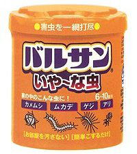 くん煙剤で嫌な虫をしっかり駆除！煙なので隅々まで行き渡ります！バルサンいや～な虫の通信販売｜バルサンいや～な虫！フタを取ってこする簡単タイプ！強い噴射力と拡散力でいや～な虫を一網打尽。カメムシの悪臭を発生させずに一網打尽！ムカデ、ゲジ、チャタテムシやアリも一気に駆除！簡単始動、隅々まで効く！お部屋を汚しません！部屋の中のカメムシ、チャタテムシ、シバンムシ、ムカデ、ゲジ、アリなどの害虫を一網打尽！｜製品名：バルサンいや～な虫、有効成分：メトキサジアゾン（オキサジアゾール系）、フェノトリン（ピレスロイド系）、内容量：２０ｇ/個、剤型：くん煙剤、販売元：ライオン株式会社、適用：不快害虫｜くん煙剤で嫌な虫をしっかり駆除！煙なので隅々まで行き渡ります！バルサンいや～な虫の通信販売