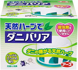 低位置スリット採用！ダニが嫌がる天然ハーブ！天然ハーブでダニバリア｜ダニの嫌がる５種の天然成分を配合！ダニをよせつけない。新開発低位置スリット採用！ダニの嫌がる天然成分が広がる。天然消臭・抗菌成分配合！お部屋さわやか！置くだけで簡単！倒れても安心なゲルタイプ！殺虫剤を使用していないので、ペットやお子様にも安心！・対象害虫：ダニ類・対象場所：事務所、飲食店、家庭などのダニ発生物！製品名：天然ハーブでダニバリヤ、有効成分：植物精油、植物抽出油、サイズ：直径１００×高７０ｍｍ、剤型：置き型、販売元：アース製薬株式会社｜低位置スリット採用！ダニが嫌がる天然ハーブ！天然ハーブでダニバリア