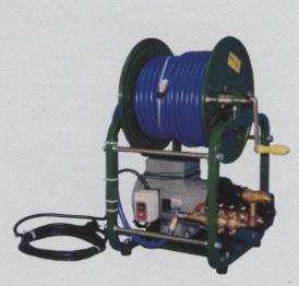 ホースリール付ポータブルタイプの動力噴霧機、白蟻駆除、害虫駆除、消毒・殺菌・消臭作業に対応した動力噴霧機TS-075Rの製造・通信販売：テクノ株式会社、製品名：動力噴霧機TS-075R、サイズ：３５０×３５０×高５５０ｍｍ、重量：約３３ｋｇ、常用圧力：１ＭＰａ、モーター：１００Ｖ　７５０ｗ、ポンプ吸水量：６，７L/min（50Hz）、８，８L/min（60Hz）、付属：吸余水ホースセット、ターマイトホース５０ｍ、販売元：テクノ株式会社、薬剤に対応する事が出来ます。殺虫剤、消臭剤などの噴霧に適しております。様々な害虫駆除の現場（シロアリ・ゴキブリ・ノミ・ダニ・ハチ・ハエ・蚊・アリ・ムカデ・カメムシ・クモなど）で活躍しています。消臭剤、殺菌剤、消毒剤などの散布にも使用されております。ホースリール付ポータブルタイプの動力噴霧機、白蟻駆除、害虫駆除、消毒・殺菌・消臭作業に対応した動力噴霧機TS-075Rの製造・通信販売：テクノ株式会社