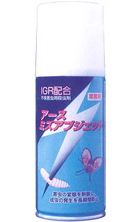 アメリカミズアブやチョウバエの発生場所に直接処理！速効性と残効性を兼ね備えた薬剤アースミズアブジェット｜不快害虫用殺虫剤業務用ＩＧＲ配合アースミズアブジェット！害虫の変態を制御し、害虫の発生を長期間防止。特殊機構のエアゾールで短時間で薬剤を処理できます。薬剤が害虫発生場所の隅々にまでゆきわたり、確実な防除効果が得られます。ピレスロイド様殺虫剤と昆虫成長抑制を使用していますので、速効性の残効性のダブル効果が得られます。安全性の高い有効成分を使用していますので、安心してご使用いただけます。アメリカミズアブ駆除の場合：生ゴミ処理場、糞尿処理場などの幼虫の発生場所に１㎡あたり約１０秒間噴射してください。発生場所から這い出した幼虫や蛹には３０ｃｍほど離し、約２秒間直接噴射して下さい。チョウバエ駆除の場合：排水溝、排水槽などの幼虫の発生場所に１㎡あたり約５秒間噴射してください。成虫のみが見られる場合は約２秒間噴射してください。アメリカミズアブやチョウバエの発生場所に直接処理！速効性と残効性を兼ね備えた薬剤アースミズアブジェット
