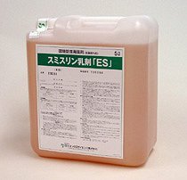 速効性で引火性のない汎用殺虫剤【水性】スミスリン乳剤ＥＳ｜・速効性と残効性が優れています。・有機リン剤抵抗性害虫に対しても効果があります。・水性乳剤で取扱が便利です。・ゴキブリに対してフラッシングアウト効果があります。・ハエ成虫、蚊成虫の駆除：［残留噴霧］室内の床、畳の裏や合わせ目、部屋の天井や壁、押入れなど害虫の生息または発生しやすい場所の全面に、１０～２０倍希釈液を１㎡あたり５０ｍｌの割合であらかじめ噴霧します。［直接噴霧］５０～１００倍希釈液を１㎡あたり５０ｍｌの割合で、害虫に向けて適宜噴霧します。 ・ゴキブリ、ノミ、ナンキンムシ、イエダニの駆除：［残留噴霧］室内の床、畳の裏や合わせ目、部屋の天井や壁、押入れなど害虫の生息または発生しやすい場所の全面に、５～１０倍希釈液を１㎡あたり５０ｍｌの割合であらかじめ噴霧します。［直接噴霧］４０～５０倍希釈液を１㎡あたり５０ｍｌの割合で、害虫のひそみ場所やその周辺の最も棲息頻度の高い場所に重点的に噴霧してください