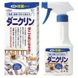 「日本アトピー協会」の推薦品で安全性が高く、子供やペットがなめても安心な成分を使用してます。お洗濯や掃除だけでは、ダニ対策は難しい！布団、畳、カーペット、ぬいぐるみなどにシュッとスプレー。◎「忌避」効果でしっかりダニ対策。ダニクリンは、殺虫剤のように殺虫成分でダニを直接殺す成分ではありません。ダニをよせつけない「忌避」という効果でダニを減らしていく商品です。今お使いの布団やカーペットにスプレー加工するだけの手軽さです。シングルシーツ（片面）約25枚分。◎安全性にも配慮。ダニクリンの「脂肪族系カルボン酸エステル」を主剤とする有効成分は、防ダニ加工布団の加工剤に長年使用されてきた実績ある成分です。寝具に使っても肌への刺激が少なく、スプレーしたところが口にふれても問題ありません。◎お洗濯しても効果が持続。シーツなどお洗濯するものは、お洗濯で2～3回程度、タタミやカーペットなら約1ヶ月効果が持続します。（当社テストによる） 