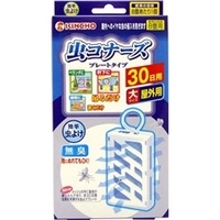 吊るだけ・置くだけで、いやな虫を寄せ付けない簡単虫よけ剤！ユスリカ・チョウバエ駆除用・金鳥虫コナーズプレートタイプ３０日用・６０日用・大サイズ（屋外用）吊るだけ・置くだけで、いやな虫を寄せ付けない簡単虫よけ剤です。有効成分メトフルトリンを直接樹脂に練り込みメッシュ状に成型することで安定した揮散量を実現。樹脂製なので雨などの水や日光にも強く、屋外でも使用できます。持ち運びにも便利な薄型軽量設計。電池やコンセントも不要なので、どこにでも設置できます。屋内で使用する場合は、1コで８畳までの空間に使用できます。・玄関先・窓辺・縁側・植木鉢まわりに、ベランダ・物干しに、ガレージ・物置・納戸・トイレ・テントなどの小空間に、犬小屋・ペットのトイレまわりに