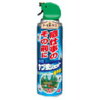 ８時間蚊を寄せ付けません！庭の手入れに！野外のやぶ蚊を駆除！水性ヤブ蚊ジェットの通信販売｜強力ジェット噴射でヤブ蚊を素早く退治！強力ジェット噴射で茂みの奥や物陰に潜んだ蚊もしっかり駆除します。水性なので、植物にかかっても安心です。屋外のヤブ蚊を駆除！ヤブ蚊ゼロ空間へ。有効成分トランスフルトリンが土や茂みの草木などに付着。再揮散を繰り返すことで、8時間もの間蚊にさされない空間を作ります。※天候、環境により異なります。●使用開始時に天面のストッパーを上におこして、パキッと音がするまで後ろの方に曲げて折りとってください。●本品は、家庭用として使用すること。●使用前に缶をよく振り、噴射レバーを引いて噴射する。●蚊が潜んでいそうな場所（草むら、庭木周り、物陰等）に、１～２ｍの距離から約２秒ずつ噴射する。また、蚊に対して約２秒直接噴射する。