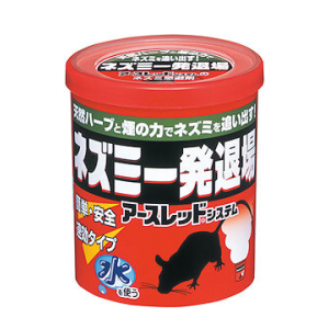 天然ハーブを含んだ煙の力！ネズミを一発で追い出す！ネズミ一発退場の通信販売｜・アースレッドシステムを使用しているので、ネズミが嫌がる天然ハーブ（ハッカ油／琉球ハーブ）と煙の成分が、隠れたネズミにまでしっかり届いて、ネズミはびっくり退散します。・殺鼠剤を用いず、水を使って成分を拡散させるので、安心・安全です。・ネズミの被害にあった住まいはもちろん、倉庫・屋根裏・通路・廊下など簡単に処理し、速効効果に懲りたネズミがすみかに戻ってくるのを防ぎます。・対象害獣：クマネズミ、ドブネズミ、ハツカネズミなど・対象場所：工場、倉庫、飲食店、家庭などのネズミ発生箇所。販売元：アース製薬株式会社｜天然ハーブを含んだ煙の力！ネズミを一発で追い出す！ネズミ一発退場の通信販売