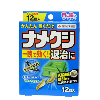 天然由来誘引剤でどんどん集め、食べさせて殺虫置くだけでナメクジをどんどん誘引し、食べさせて退治します。生息場所に夕方設置すれば一晩で効きますナメ退治ハウス：テクノ株式会社製品名：ナメ退治ハウス内容量：１２個入り有効成分：メタアルデヒド形状：ハウスタイプ性状：ナメクジの特殊誘引物質を含む淡褐色円筒状顆粒保証票の種類：生活害虫防除剤協議会登録販売元：住友化学園芸株式会社どんどん集める！置くだけでナメクジをどんどん誘引し、食べさせて退治します。生息場所に夕方設置すれば一晩で出きます。雨に強い！容器入りなので雨の多い時期にも効果的。あちこちに置ける！一度にいろんな場所に置けるので、ナメクジとの遭遇率が大幅にアップ。芝生でも使え、効率よく退治できます。通り道に設置◆内袋を開封し、容器を1個ずつ切り離してナメクジの居そうな場所に設置してください。※切り離した箇所で手指を傷めないよう注意してください。開封して設置後、誘引剤が残っている間は効果が持続します(環境により期間が短くなる場合があります)。風などで設置が不安定な場合は容器の上に小石などを載せてください。［使用量の目安]お庭などで使用する際は約2m2に1個の目安で設置します(環境条件、発生状況により加減してください)。庭全体に多数個を設置することにより高い効果が期待できます。［使用場所］台所、床下、ベランダ、庭、家の周りなどナメクジが発生する場所天然由来誘引剤でどんどん集め、食べさせて殺虫置くだけでナメクジをどんどん誘引し、食べさせて退治します。生息場所に夕方設置すれば一晩で効きますナメ退治ハウス：テクノ株式会社