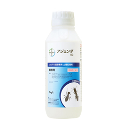 少量の使用で大きな効果を発揮するシロアリ防除剤有効成分フィプロニルは忌避性がないので高い伝播性を発揮し、シロアリの巣ごと退治！アジェンダSCの通信販売：テクノ株式会社、アジェンダSCは新成分フィプロニル脅威の伝播効果でシロアリ防除忌避性がない、セカンダリーキル（伝播効果）フィプロニルに触れたシロアリが薬剤を次々伝播していきます。巣ごと退治！フィプロニルを巣まで持ち帰らせ巣ごと退治！セカンダリーキル（伝播効果）とは？アジェンダSCに接触したシロアリは「キャリア」となります。そのキャリアが他のシロアリに接触するとグルーミングによって次々と別のシロアリにアジェンダSCを伝播していきます。アジェンダSCはゆっくり作用するので死ぬまで多くのシロアリに伝播させることが出来ます。アジェンダSCの優れた特性低濃度で低薬量（少量の使用で大きな効果が得られます）微臭で揮発性が極めて低い。蒸発しにくいので長期にわたり効果が持続します。残効性が長い！水にほとんど溶けず土壌粒子への吸着性が強い為、容易に流出しません。カンタンな防除施工！外周または内周処理のみでシロアリ防除が可能です。床下のスペースがなかったり、コンクリートで覆われている場合でも。アジェンダSCはどのように効くのですか？アジェンダSCはこれまでの薬のように臭いや刺激でシロアリを寄せ付けない（忌避効果）のではなくシロアリの通り道に薬剤を仕掛けておく。というものです。シロアリはアジェンダSCで処理された土壌に気づくことなく徘徊し知らないうちに身体にアジェンダSCをくっつけます。遅効性のためシロアリはすぐには死なずそのまま巣へ戻ります。そしてグルミーングという習性で他のシロアリにアジェンダSCを移し伝播させていきます。（伝播効果）つまり最終的には巣にいるシロアリまで退治できるというわけです。どのような防除を行うのですか？アジェダSCはこれまでのシロアリ剤と同様に家屋床下の基礎内側へ散布します。なおその際には基礎廻りや床石などの立ち上がりの周囲への帯状処理行います。少量の使用で大きな効果を発揮するシロアリ防除剤有効成分フィプロニルは忌避性がないので高い伝播性を発揮し、シロアリの巣ごと退治！アジェンダSCの通信販売：テクノ株式会社