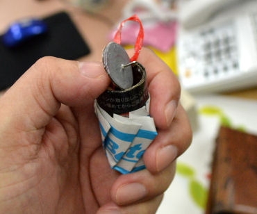 強力粘着剤で面白いほどハエが取れる！ハえ取り、粘着式ハエ取り、吊るすだけ！プロバスターハエとりリボンの通信販売：テクノ株式会社、製品名：プロバスターハエとりリボン、容量：５個入り、成分：台紙：紙、粘着剤：潤滑油、天然油脂、ワックス、用途：ハエ、コバエ捕獲粘着テープ、販売元：株式会社ＳＨＩＭＡＤＡ、ハエとりリボンを吊り下げておくだけで、飛んでくるハエ類を粘着剤で捕えます。付属の押しピンで吊り下げるだけの簡単施工です。強力粘着剤で面白いほどハエが取れる！ハえ取り、粘着式ハエ取り、吊るすだけ！プロバスターハエとりリボンの通信販売：テクノ株式会社