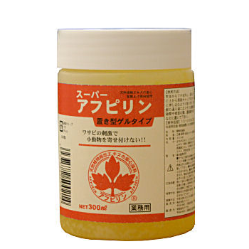 ワサビの刺激でネズミ・小動物を寄せ付けない！鼠・害獣忌避剤・天然植物エキスのネズミ忌避剤スーパーアフピリンゲルの通信販売：テクノ株式会社、アフピリンとは？◆１２種類の天然植物抽出成分を主原料とした、不快な害虫の忌避剤です。植物が害虫などの外敵から身を守るために持っている抵抗成分を抽出し、ブレンドすることで、多種多様な害虫を寄せ付けさせない効果が発揮できます。また、害虫の卵の孵化抑制効果も高く、産み付けられた不快害虫の卵が孵化しにくい環境をつくります。 さらには、植物にとって有害な青カビや灰色カビ、人体にとって有害な黄色ブドウ球菌・大腸菌に対する抗菌・防カビ効果もあります。本体からフタを外し、蒸散キャップを取り付ける。ネズミ・害獣の通り道になりそうな場所に散布して下さい。使用目安：15～20平方メートル（約10畳）に1個。有効期間：約3ヶ月（使用条件によって異なります。）ワサビの刺激でネズミ・小動物を寄せ付けない！鼠・害獣忌避剤・天然植物エキスのネズミ忌避剤スーパーアフピリンゲルの通信販売：テクノ株式会社