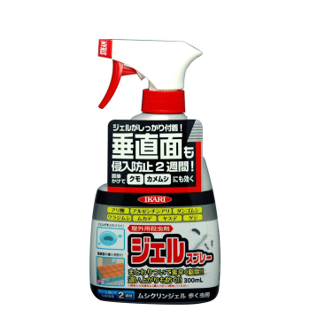 ジェルがまとわり付いてムカデやヤスデ、ゲジ、アリ、ワラジムシ、ダンゴムシの侵入を防止！液剤や粉剤で、施工しにくかった垂直面や狭い場所、タイル面にもしっかり付着し、薬剤の効果で虫の這い上がりをブロックするスプレージェル殺虫剤ムシクリンジェル：テクノ株式会社製品名：ムシクリンジェル有効成分：フェンプロパトリン容量：３００ｍｌ 剤形：スプレー（ジェル） 適用害虫：アリ類、アルゼンチンアリ、ダンゴムシ、ワラジムシ、ムカデ、ヤスデ、ゲジ販売元：イカリ消毒株式会社1.ジェルが害虫にまとわりついてすばやく駆除します。2.液だれしにくく垂直のタイル面にもしっかり付着し、薬剤の効果で虫の這い上がりをブロックします。3.液剤や粉剤で、施工しにくかった垂直面や狭い場所にも使えます。4.ジェルタイプで蒸散しにくく、雨にも流れにくいので、侵入防止効果が約2週間持続します。5.切替ノズルで、遠くの虫や大量の虫など、用途に合わせて噴霧パターンを変更できます。1.ジェルの付着を防ぐため、ご使用の際は、あらかじめ手袋のご着用をおすすめいたします。2.1本で約10cm幅×10mの処理ができます。3.不快な虫に直接噴霧してください。4.侵入防止や這い上がりを防止したい場合は、幅10cmで1平方メートルあたり300ml（本剤1本）を噴霧してください。5.遠くの虫や狭い場所の虫の駆除は、ノズル先端を「STREAM」に切り替え、直線噴射が効果的です。6.群れになっている虫の駆除や、侵入防止を目的に使用する場合は、ノズル先端を「SPRAY」に切り替え、拡散噴射が効果的です。7.使用後や、ご使用にならない時は、ノズル先端を「OFF」に切り替えてください。ジェルがまとわり付いてムカデやヤスデ、ゲジ、アリ、ワラジムシ、ダンゴムシの侵入を防止！液剤や粉剤で、施工しにくかった垂直面や狭い場所、タイル面にもしっかり付着し、薬剤の効果で虫の這い上がりをブロックするスプレージェル殺虫剤ムシクリンジェル：テクノ株式会社