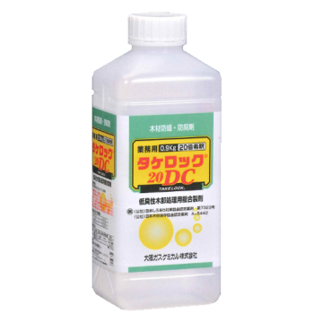 人と木にやさしく住環境を守ります！新しいタイプの木部処理用複合製剤です。木材防蟻防腐剤タケロック20DCの業務販売：テクノ株式会社、大阪ガスケミカル株式会社業界初！２種類のカプセル剤でシロアリや腐れ、カビからダブルブロック！安全性が高く優れた効力のクロチアニジン防蟻！木材の内と外でしっかりブロック！防腐防カビ！シロアリ撃退クロチアニジン、マイクロカプセル剤人に安全で優れた殺蟻効力を有するクロチアニジンをマイクロカプセル化、ダブルパワーでシロアリから守ります。木材への浸透プロピコナゾール・IPBCサブミクロンカプセル剤、2種類の防腐防カビ剤をサブミクロンカプセル化。多種多様なカビや腐れを強力にブロックします！サブミクロンカプセルとはプロピコナゾールとIPBCを形成したとても小さな微粒子です。木材防蟻防腐剤タケロック20DC微臭性低VOC、マイクロカプセルとサブミクロンカプセルの2種類のカプセル（ダブルカプセル=DC）によりシロアリ防除によく効き、木材をカビや腐れからしっかりブロック。生活する人に優しいほとんど臭わない（低VOC）新しいタイプの複合製剤です。水で20倍希釈して使用する微臭（低VOC）な水性製剤。安全性が高く有効成分は毒劇物に該当しない。長年の実績と徹底した試験に裏付けされた「安全性と品質」シックハウスに対する配慮。厚生労働省により指針値が作成された揮発性化学物質は使用されておりません。ホルムアルデヒト、トルエン、キシレン、スチレン、エチルベンゼンなど。水性によりVOCを徹底的に削減！タケロック20DCは水性木部処理剤のため低臭であり、居住者にやさしい製品です。また弊社従来品および他社低溶剤品（A剤）と比較しVOC含有率が非常に低くなっています。さらに安全で確かな効力を発揮。タケロック20DCの防蟻成分はクロチアニジンを配合。マイクロカプセル化されているため、シロアリに効果的に作用します。防腐成分は安全性の高いプロピコナゾール、IPBCの2成分をサブミクロンカプセル化することにより、防腐効力を高めることが可能になりました。またより安全で臭気を抑えています。シロアリの脚部に付着したマイクロカプセル。人と木にやさしく住環境を守ります！新しいタイプの木部処理用複合製剤です。木材防蟻防腐剤タケロック20DCの業務販売：テクノ株式会社、大阪ガスケミカル株式会社