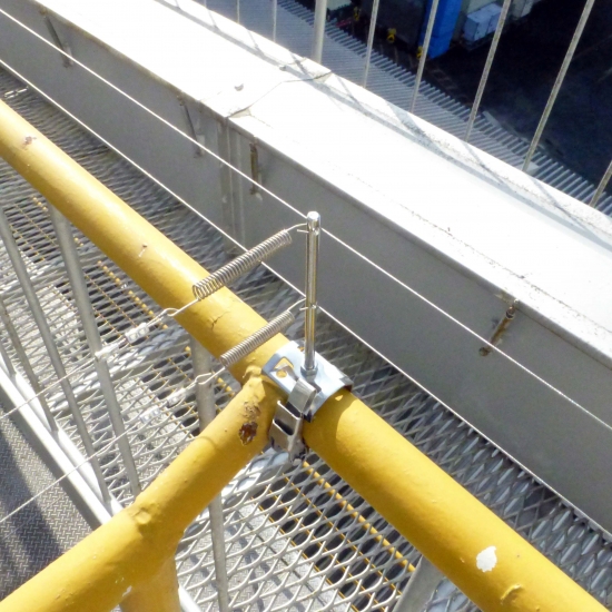 ステンレス製ワイヤー式鳥類飛来防止装置！ハトやドバトがよく止まるパイプ状の手すりなどにガタつきもなく安定設置可能！ワイヤー（ワイヤーテグス）で手すりや配管などパイプ状のハト、ドバト対策！止まらせない！ハトワイヤー標準ベースセット,ハトワイヤーの通信販売：テクノ株式会社製品名：ハトワイヤー標準ベースセット素材：ステンレス製（SUS304）ポール：太さφ５×長さ１０９ｍｍベース：横幅３６×奥行３０×高さ１４ｍｍビス穴：Ｍ５ポールとベース組合せ時高さ：１１９ｍｍ 製造元：株式会社コーユー平面はもちろん手すりやパイプにも安定設置！鳥シャットアウト、二段ワイヤーで鳥の着地を防ぐ！こんな事でこまっていませんか？住宅・ハト、ドバト、カラス、ムクドリ、ヒヨドリ、スズメ、ツバメのフン、羽などで洗濯物が汚れる、ベランダや窓の掃除が大変。病院・患者様に不衛生、寄生虫や鳥インフルエンザが心配、鉄道・駅・悪臭や汚れが乗客に迷惑！２段ワイヤーで鳥の着地を防ぎます！鳥が止まる場所にワイヤーを１～２段張ります。（２段張ればより効果的です。）パイプ状の場所でもガタつかない特許構造•手すりやパイプにしっかり設置できます。•直線使用に最適で、丈夫な7X7ステンレスワイヤーを採用しています。•専用スプリングはU字フックで支柱に掛けやすく、高強度でワイヤーを長期的にしっかり張ることができます。•支柱のポールとベースは脱着可能。建物のメンテナンス時にも便利です。※平面に設置する際は、現場に合ったビスで設置してください。ステンレス製ワイヤー式鳥類飛来防止装置ハトワイヤー用途に応じて長さを調整し、ハトの集まりそうな平面や、パイプ状の場所に設置するだけ。迷惑なフン害を防止して、快適な暮らしを守ります。本製品は、接近した鳥の着地を防ぐだけなので、鳥類を傷つける心配も無し。支柱のポールとベースは脱着可能なので、建物のメンテナンス時にも、取り外すことが可能です。φ32mm以上のパイプ状の手すりや管材などに安定設置！別売のステンレスバンドを使用してパイプ等に設置します。2段がけでより強力に鳩の着地を防止！ポールに2箇所穴が開いている為、2段ワイヤーをかける事ができます。 2段かけると効果的ですので、2段がけを推奨いたします。設置後も手すりが使用できます手すりなどの場合、ワイヤー設置後も手すりが使用でき便利です。工事のコストダウンになりますバードレスマットと併用する事で、鳥害対策をコストダウンできます。２ｍ間隔で支柱を立て、ワイヤーを張っていきます。スプリングは４ｍごとに使用して下さい。 例えば４ｍの場所に支柱を３本使って設置する場合、中央の支柱は穴にワイヤーを通すだけで大丈夫です。ただしＬ字型やコの字型にワイヤーを張っていく場合は、コーナー部分に必ずスプリングを使用して下さい。また終端部の支柱にも必ずスプリングを使用して下さい。カンタン施工で設置もラクラク！直径３２ｍｍ以上のパイプに設置可能！ハトワイヤーの使用部品は単純構造なので初心者の方でも取扱説明書を見ながら施工することが出来ます。１、支柱ベースにステンレスバンドを通し、パイプに巻き付けます。２、余ったステンレスバンドをカットします。この時、カット面がバックル内に収まるようにすると安全です。３、ポールをベース部にねじ込みます。 ４、ナットをレンチ等でしっかりと締め付けます。１、ワイヤーの先端をスリーブに通して輪を作ります。ワイヤー先端でｹｶﾞしないようにご注意下さい。２、スリーブをしっかりかしめます。ワイヤーが抜けないように強くかしめて下さい。３、かしめた状態です。４、輪をスプリングに引っ掛け、スプリングから外れないようにスプリングの先端を軽く折り曲げます。５、支柱にスプリングを引っ掛けます。支柱に引っ掛けたスプリングの先端も少し曲げて外れにくくします。2段張る場合は、下の段にも同様にワイヤーを張ります。ワイヤーは絡まりやすいので、取り扱いには十分注意して下さい。※ワイヤーは強すぎず、弱すぎず、適度なハリ感で張って下さい。５、支柱にスプリングを引っ掛けます。 ６、反対側の支柱にも適度なテンションを保持させながら、スプリングを引っ掛けます。７、2段張る場合は下の段にも同様にワイヤーを張ります。 ８、最後に、ワイヤーの張り具合を指で確認して、問題がなければ設置完了です。ワイヤーは弱すぎず、強すぎず、適度なハリ感で張ってください。（引張強度：約1kg）※セット内容は概算での数量設定となっておりますので実際の現場に応じて不足、または余る場合があります。固定用のステンレスバンドは付属致しませんので下記よりご購入下さい。ハトワイヤーセットを1段張りで約１０ｍを施工出来るセットハトワイヤー10m・1段張りセット１セット（標準ベースセット6本、ワイヤー11m、スプリング6個、アルミスリーブ6個）ハトワイヤー20m・1段張りセット１セット（標準ベースセット11本、ワイヤー22m、スプリング10個、アルミスリーブ10個）ハトワイヤー50m・1段張りセット１セット（標準ベースセット26本、ワイヤー55m、スプリング26個、アルミスリーブ26個）ハトワイヤー100m・1段張りセット１セット（標準ベースセット51本、ワイヤー100m+10m、スプリング50個、アルミスリーブ50個）適用パイプ径φ８０ｍｍ以内ステンレスバンド80１個（幅１０ｍｍ×バンド長さ３００ｍｍ）適用パイプ径φ１４０ｍｍ以内ステンレスバンド１４０１個（幅１０ｍｍ×バンド長さ５００ｍｍ）適用パイプ径φ１４０～１６０ｍｍステンレスバンド１６０１個（幅１０ｍｍ×バンド長さ６００ｍｍ）適用パイプ径φ１４０～２６０ｍｍステンレスバンド２６０１個（幅１０ｍｍ×バンド長さ９００ｍｍ）U字フックで支柱に掛けやすい、強度のもあるのでワイヤーを長期的にしっかり張る事ができます。ワトワイヤー用スプリングφ１，０ｍｍ以内のステンレスワイヤーに使用可能ワトワイヤー用アルミスリーブステンレス製ワイヤー式鳥類飛来防止装置！ハトやドバトがよく止まるパイプ状の手すりなどにガタつきもなく安定設置可能！ワイヤー（ワイヤーテグス）で手すりや配管などパイプ状のハト、ドバト対策！止まらせない！ハトワイヤー標準ベースセット,ハトワイヤーの通信販売：テクノ株式会社