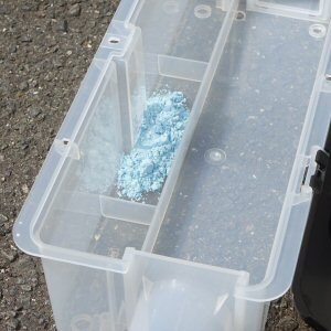 殺鼠剤設置専用容器!殺鼠剤を安全に設置するベイトステーション！駆除が難しいネズミ対策・ネズミ駆除に最適！ラットクルスリムの通信販売：テクノ株式会社商品名：ラットクルスリム容量：１台サイズ：Ｗ３８３×Ｈ１１０×Ｄ１６ｍｍ材質：ＰＰ用途：殺鼠剤・粘着トラップの設置販売元：株式会社ピオニーコーポレーションネズミの習性を利用したラットクルスリムは駆除が難しいネズミ対策に最適です。施錠が出来るので殺鼠剤を誤食等を防ぎ安全に殺鼠剤を使用出来ます。ボックス下部が半透明のため、ボックスを開けることなく喫食の確認ができます。鍵付きなので、誤食などの事故を防ぐことができます。出入口トンネルは、外側・内側に自由に設置できます。水が入りにくく、ドレン穴が付いているので湿度の多い場所でも使用できます。ネズミが好む出入口トンネルは現場に応じて外側・内側、自由自在に取付け可能です。施錠（南京錠付）が出来るので悪戯、誤食等を防ぎます。仕切りがありますので殺鼠剤、ねずみ誘引剤、水などを設置する事が出来ます。別売りの専用粘着板を設置する事で捕獲用ボックスとしてもお使い頂けます。殺鼠剤設置専用容器!殺鼠剤を安全に設置するベイトステーション！駆除が難しいネズミ対策・ネズミ駆除に最適！ラットクルスリムの通信販売：テクノ株式会社